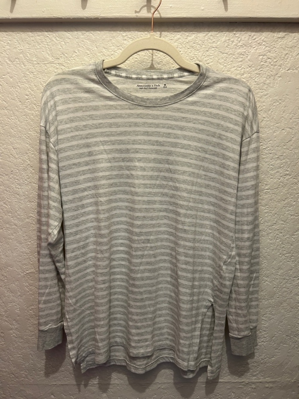Abercrombie & Fitch Men’s Gray and White Striped Long Sleeve Tee